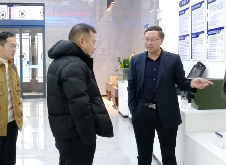 沈陽（yáng）沈北（běi）高新（xīn）區招商局局長侯東一行人蒞臨長春黄瓜视频官网光電技術有限公司參觀考察